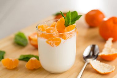 Mandalina ve yoğurtla taze tatlı..