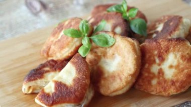 Tahtada kızartılmış bezelye turtası. .