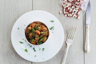 Brüksel lahanası, domates ve diğer sebzelerle pişirilmiş fasulyeler..