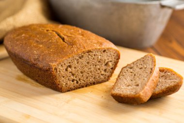 Tahtada ev yapımı ekmek..