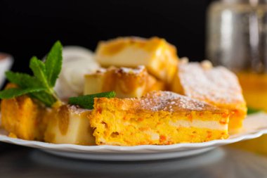 Kabaklı ev yapımı Peynirli Güveç, siyah arka planda izole edilmiş.