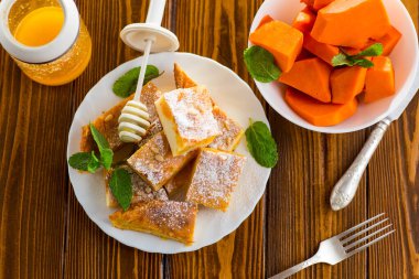 Balkabağı ve süzme peynirli kolay tatlı..