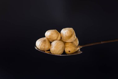 Minimalist tarzda kaşıkta fındık yakın plan..