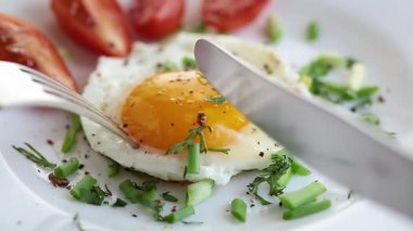 Kahvaltıda kiraz domatesli yumurta ve yeşillik..