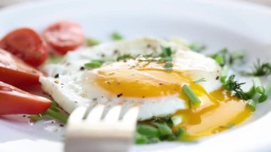 Kahvaltıda kiraz domatesli yumurta ve yeşillik..