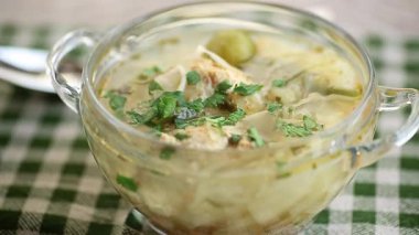 Öğlen yemeğinde sebzeli diyet tavuk çorbası..