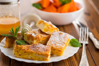 Kabaklı ev yapımı süzme peynir güveci.