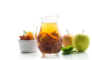 Beyaz arka planda izole edilmiş naneli ev yapımı vitamin kompostosu.