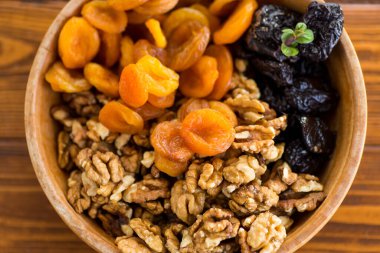 Doğal kurutulmuş erik, kurutulmuş kayısı ve fındıklar makro fotoğrafta yakın plan..