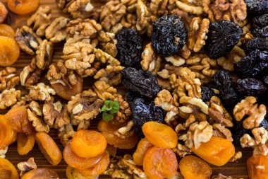 Kuru erik, kurumuş kayısı ve fındık ağacından bir masa..