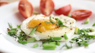 Yumurta ve sebzeli sağlıklı bir sabah kahvaltısı..