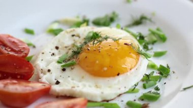 Kahvaltıda kiraz domatesli yumurta ve yeşillik..