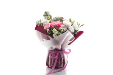 Beyaz arka planda izole edilmiş beyaz güllü romantik bir buket..