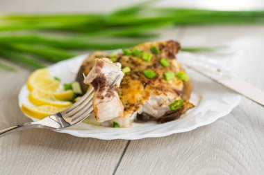 Limonlu ve otlu fırında balık.