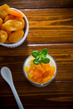 Sütlü yoğurt ve kurutulmuş kayısıyla diyet kahvaltı..