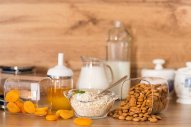 Kurutulmuş meyve ve fındıklı yulaf ezmesi..