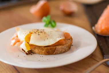 Pişmiş yumurta ve hafif tuzlanmış kırmızı balıkla diyet kahvaltısı..