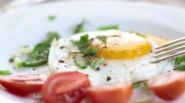 Yumurtalı, yeşillikli ve baharatlı taze kahvaltı..