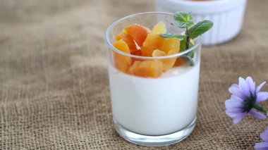 Sütlü yoğurt ve kurutulmuş kayısıyla diyet kahvaltı..