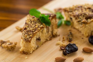 Fındıklı ve kuru erikli ev yapımı kek..