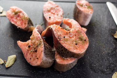 Baharatlı ve otlu doğal somon..