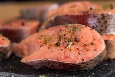 Baharatlı taze somon bifteği yakın plan..