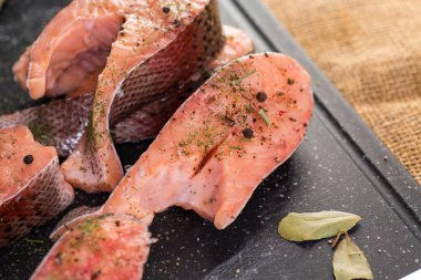 Çiğ, baharatlı kırmızı balık parçaları..