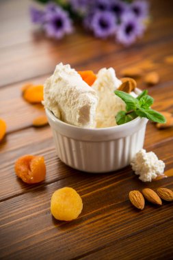 Sağlıklı süzme peynir, fındık ve kurutulmuş meyve..