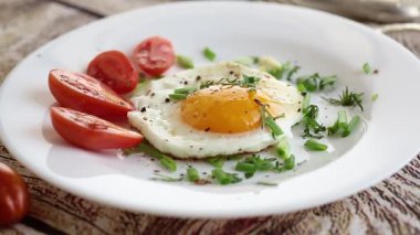 Yumurtalı, yeşillikli ve baharatlı taze kahvaltı..