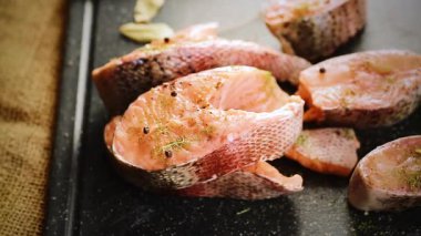 Baharatlı taze somon bifteği yakın plan..