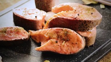 Baharatlı taze somon bifteği yakın plan..