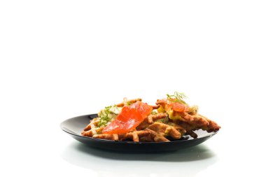 Sebzeli patatesli waffle ve hafif tuzlu kırmızı balık tabakta, beyaz arka planda izole edilmiş..