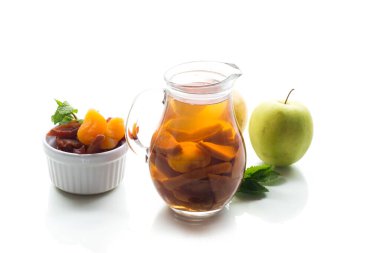 Elma ve nane ile kaplanmış kuru meyve, beyaz arka planda izole edilmiş..