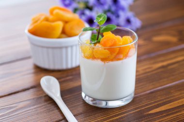 Meyveli yoğurt ve kurutulmuş kayısıyla hafif bir kahvaltı..