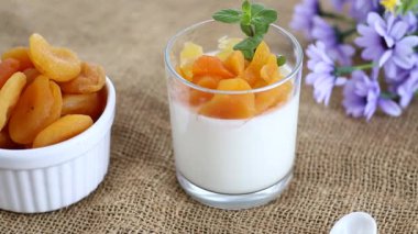 Sütlü yoğurt ve kurutulmuş kayısıyla diyet kahvaltı..