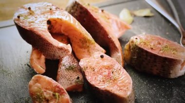 Baharatlı taze somon bifteği yakın plan..