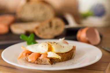 Pişmiş yumurta ve hafif tuzlanmış kırmızı balıkla diyet kahvaltısı..