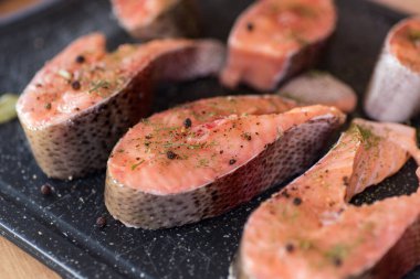 Çiğ, baharatlı kırmızı balık parçaları..