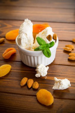 Sağlıklı süzme peynir, fındık ve kurutulmuş meyve..