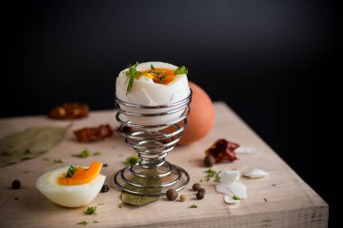 Sabah kahvaltısı için rafadan yumurta, siyah arka planda izole.