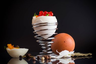 Kahvaltı için kırmızı havyar haşlanmış yumurta, siyah arka planda izole edilmiş..