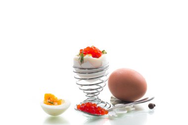 Beyaz arka planda izole edilmiş kırmızı havyarlı ve haşlanmış yumurtalı kahvaltı..