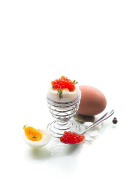 Kahvaltı için kırmızı havyar ve haşlanmış yumurta, beyaz arka planda izole edilmiş..