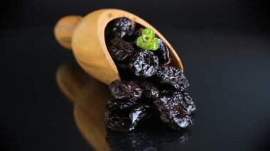 Koyu bir arka planda tahta bir kaşıkta erir..