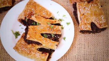 Mantar dolması ve susam tohumlu altın puf böreği. .