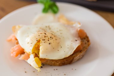 Bir dilim ekmek, pişmiş yumurta ve hafif tuzlanmış kırmızı balık..