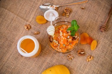 Balkabaklı pilav, bal ve fındıklı..