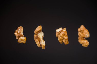 Siyah arka plan üzerine izole soyulmuş ceviz.