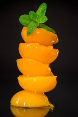 Parlak şeftali turşusu, makro fotoğraf..