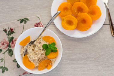 Tatlı şeftalili, besleyici sütlü lapa..